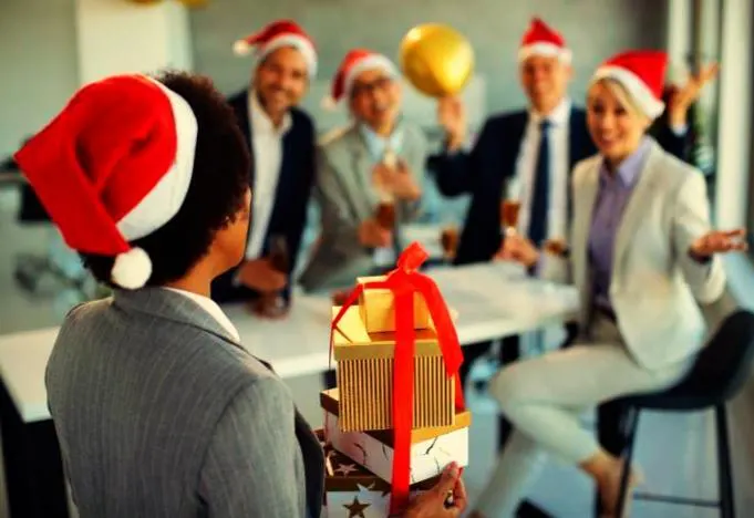 Comment organiser un secret santa en entreprise : 10 Astuces pour un événement réussi ! — Strelitzia