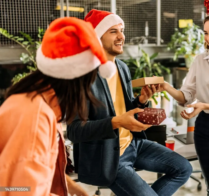 Secret Santa en entreprise : 20 Idées de cadeaux funs et créatifs à moins de 5 euros pour booster la cohésion d'équipe — Strelitzia