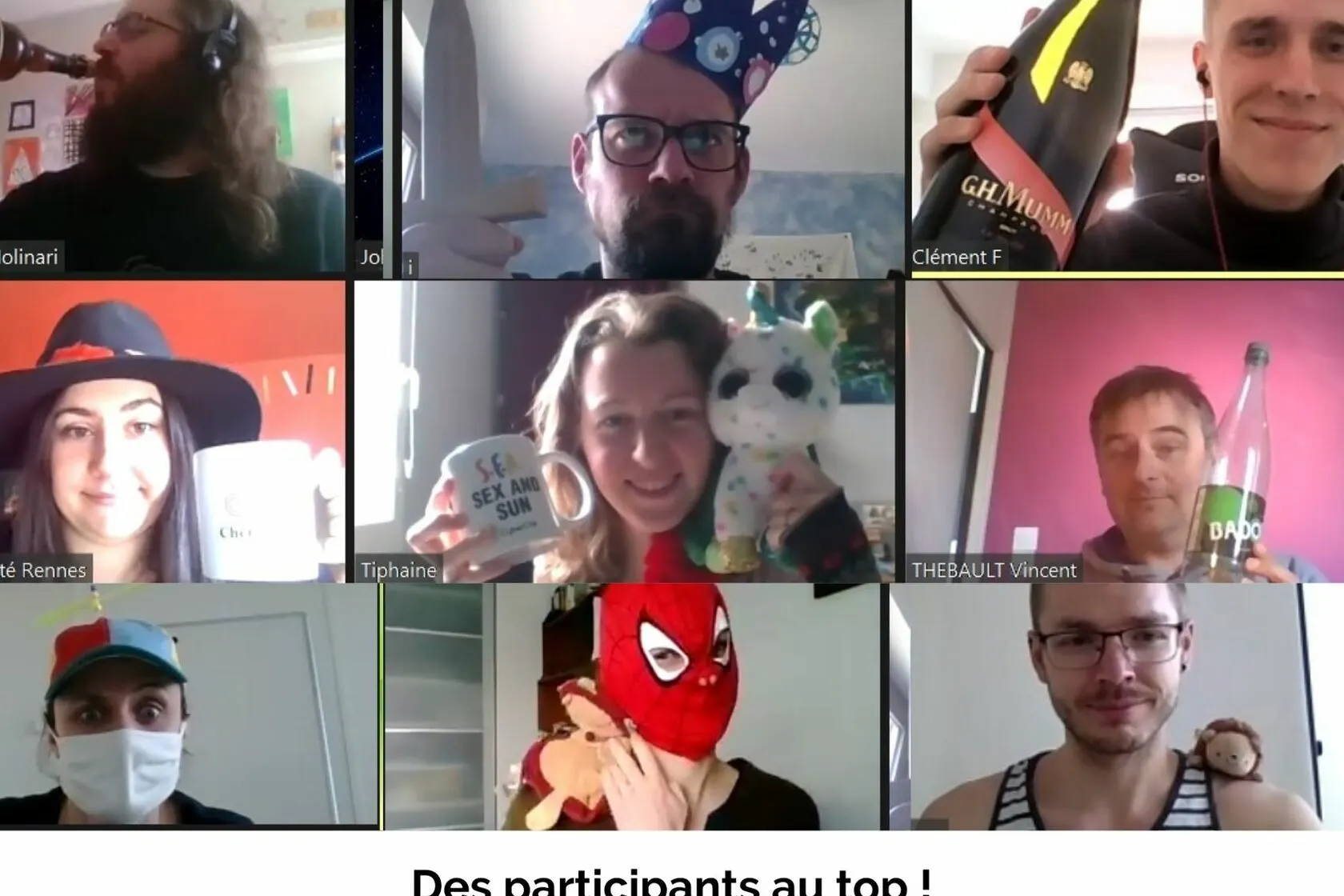 Les participants d’un atelier digital en visioconférence, déguisés et souriants
