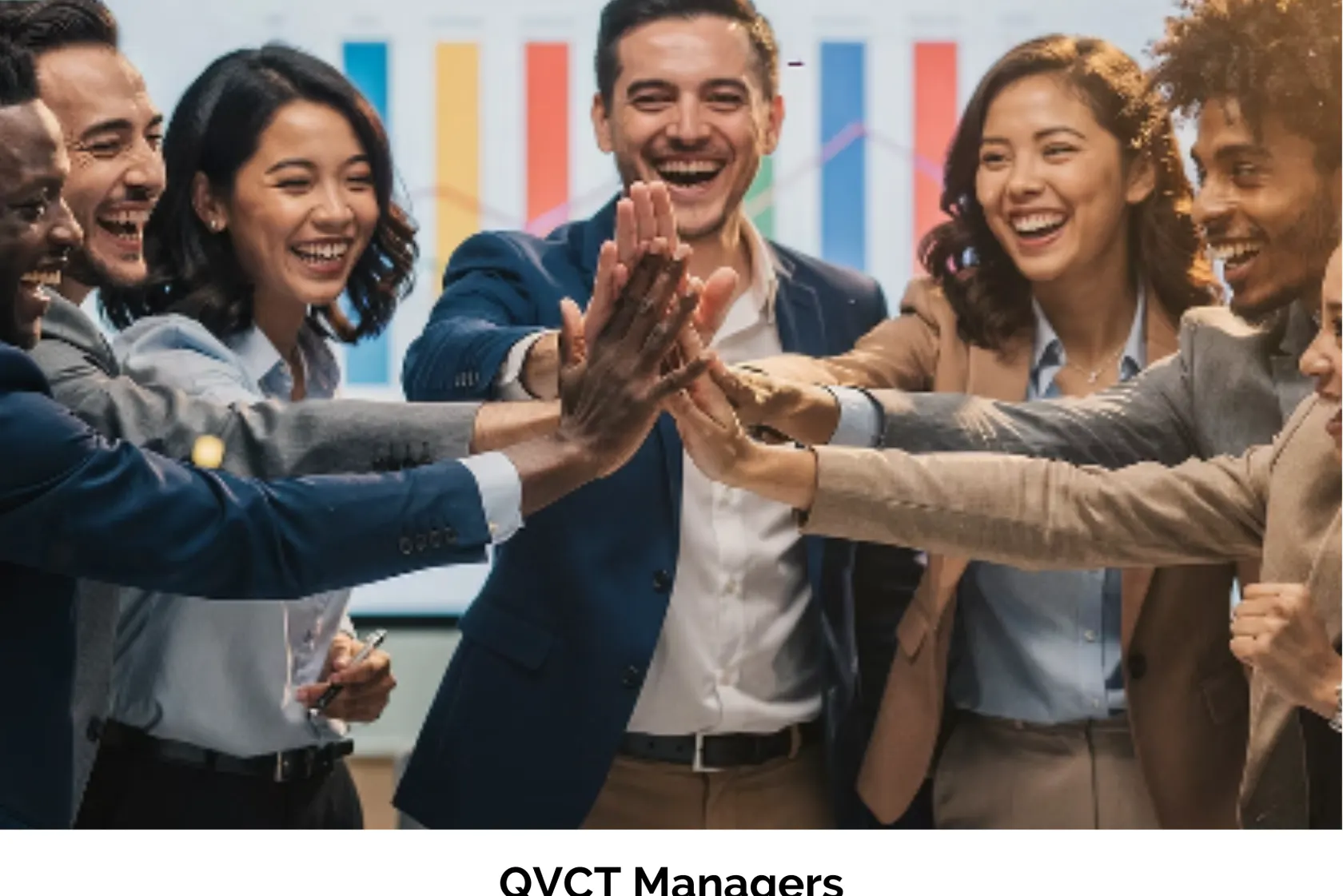 Une équipe de managers réunie, poings levés vers le centre