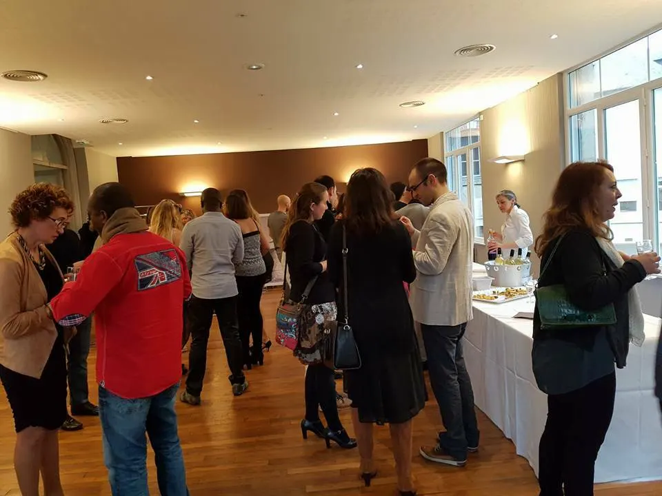 Un événement d’entreprise organisé par Strelitzia : les invités échangent autour du buffet
